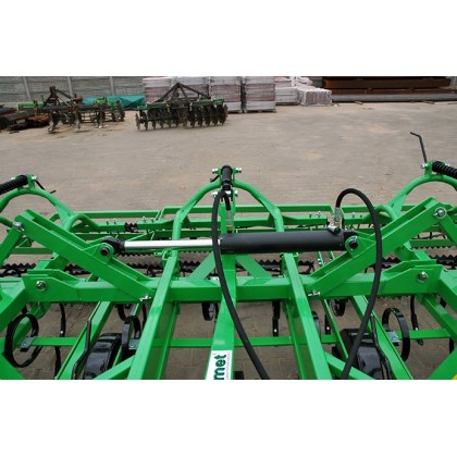 Agregaty uprawowe składane hydraulicznie z wałem przednim szer. rob. 3,2-4,6 BOMET